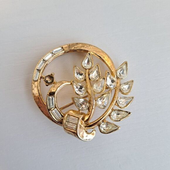 Vintage Crown Trifari Gold Tone Rhinestone Circle Brooch and Leaf, Pat Pending - Picture 6 of 7